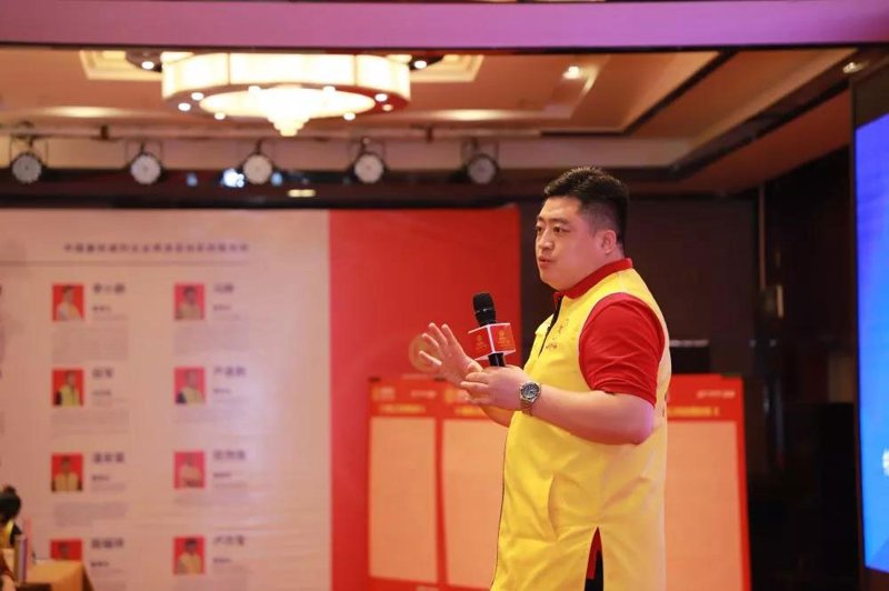 从“小杨哥”现象看企业培训:一场针对女性白领的需求升级战
